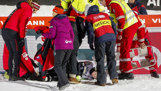 Nina Kriżnar tuż po zderzeniu z bandami reklamowymi /GEIR OLSEN /PAP/EPA