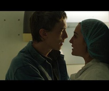 Nina Meurisse i Swann Arlaud w filmie "Kraul"