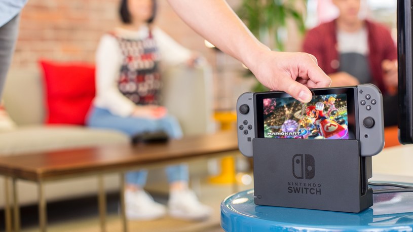 Nintendo Switch tuż przed włożeniem do stacji dokującej, i transformacją konsoli z wersji przenośnej na stacjonarną /materiały prasowe