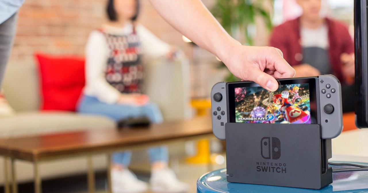 Nintendo Switch tuż przed włożeniem do stacji dokującej, i transformacją konsoli z wersji przenośnej na stacjonarną /materiały prasowe