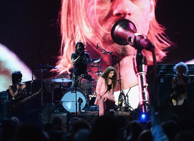 Nirvana z gośćmi: Joan Jett, Lorde i St. Vincent; w tle zdjęcie Kurta Cobaina - fot. Larry Busacca /Getty Images