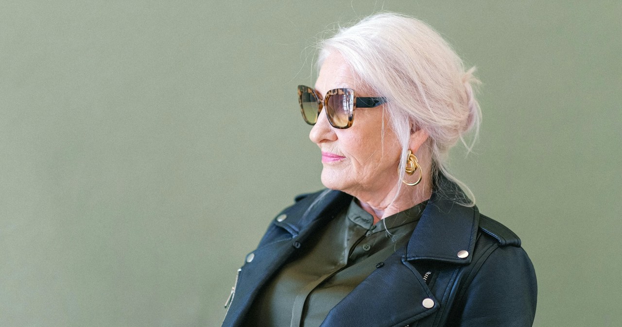 Niski kok wygląda elegancko i klasycznie przy siwych włosach /Anna Shvets /pexels.com