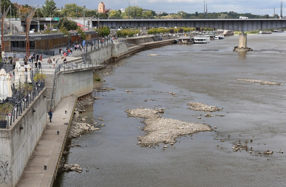 Niski stan wody w Wiśle w Warszawie /Paweł Supernak /PAP