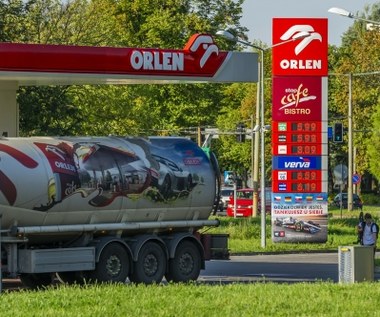 Niskie ceny paliw uderzą w Orlen. Zysk koncernu mocno spadnie