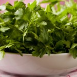 Niskokaloryczny superfood, który trzeba mieć w kuchni. 4 sposoby na natkę pietruszki