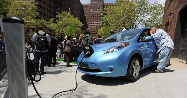 Nissan leaf, jak inne elektroauta ma teoretyczny zasięg 160 km /AFP