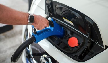 Nissan Leaf może się zapalić. Producent nie umie ich naprawić