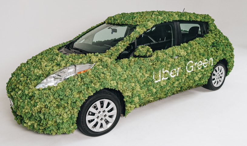 Nissan Leaf pokryty mchem - samochód promujący start Uber Green /materiały prasowe