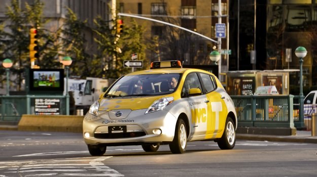 Nissan Leaf przechodzi testy jako taksówka w różnych miastach. /Nissan