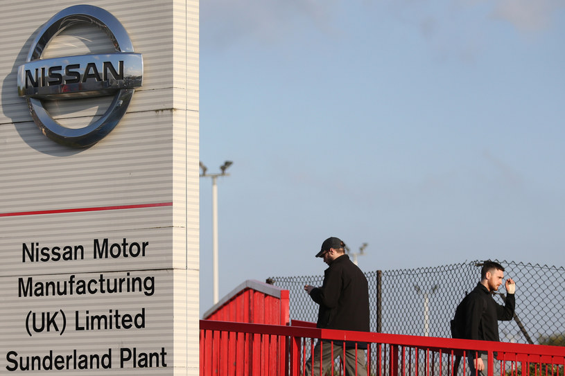 Nissan poinformował, że nadal zamierza inwestować w swój brytyjski zakład /AFP