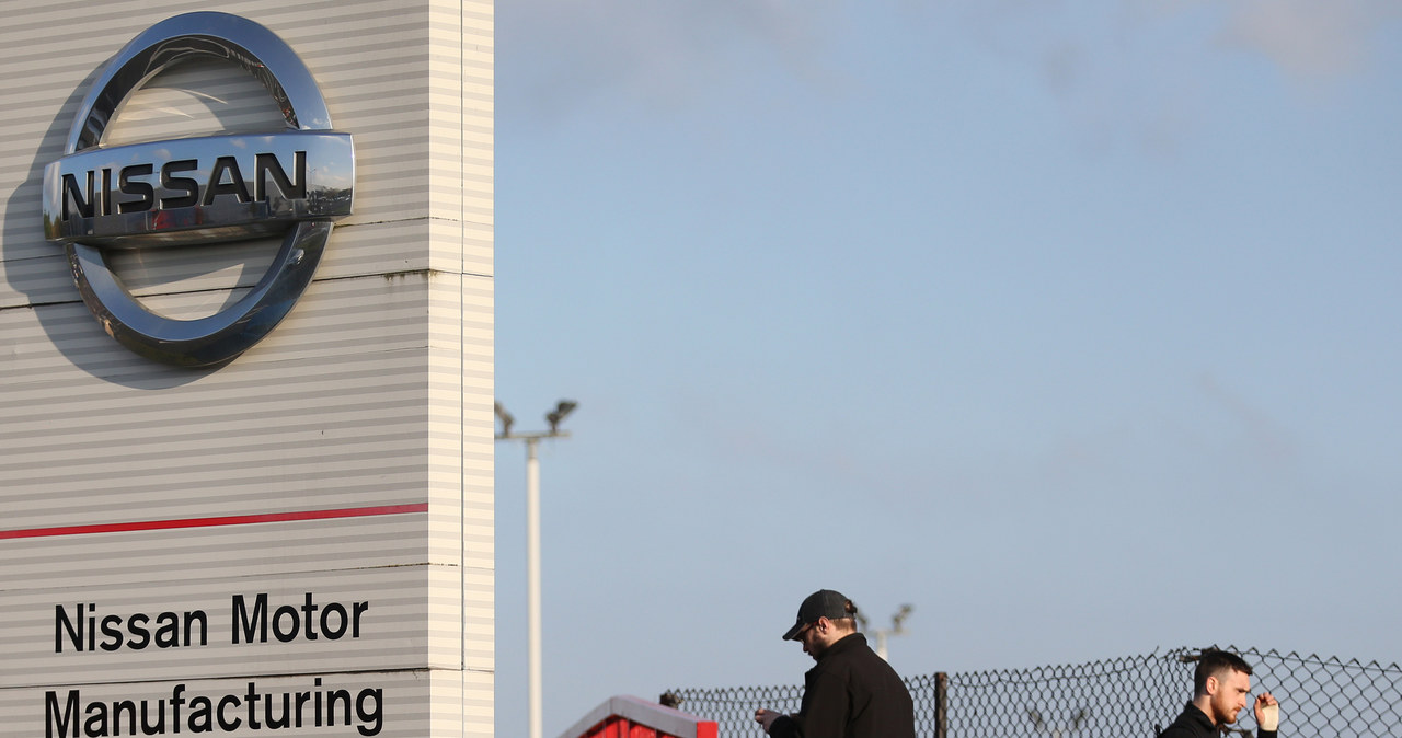 Nissan poinformował, że nadal zamierza inwestować w swój brytyjski zakład /AFP