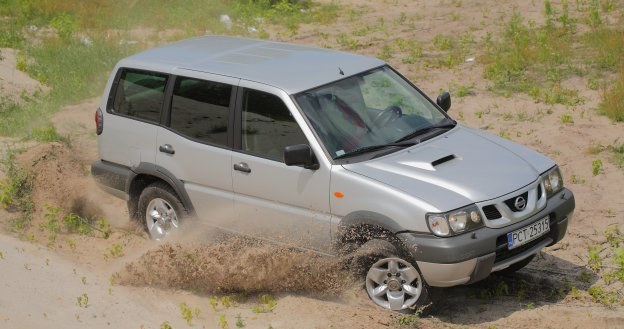 Nissan Terrano II - terenówka bez kombinacji /Motor