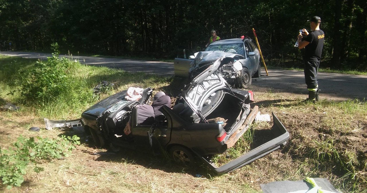 Nissanem podróżowało pięć kobiet, trzy zginęły, dwie zostały ranne / fot: OSP Regut /Informacja prasowa