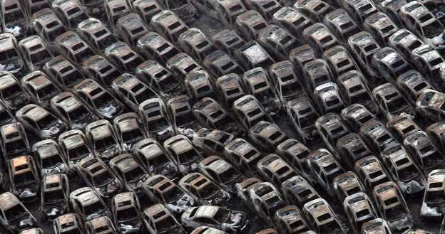 Nissany i infiniti po fali i pożarze /AFP