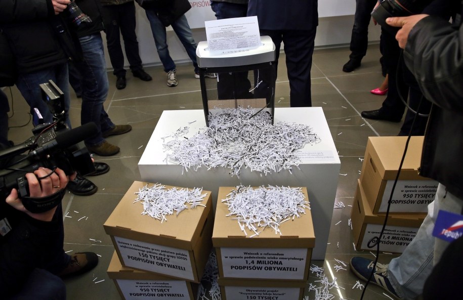 Niszczarka do papieru mająca pokazać, jak urzędujący prezydent podchodzi do obywatelskich projektów zmian w prawie, jest głównym eksponatem Muzeum Zgody im. Bronisława Komorowskiego, którego działalność została zainaugurowana przez kandydata PiS na urząd prezydenta Andrzeja Dudę. W placówce znalazły się eksponaty dokumentujące pięcioletnią kadencję urzędującego prezydenta mające, zdaniem sztabowców PiS, ilustrować hipokryzję Bronisława Komorowskiego. /Rafał Guz /PAP