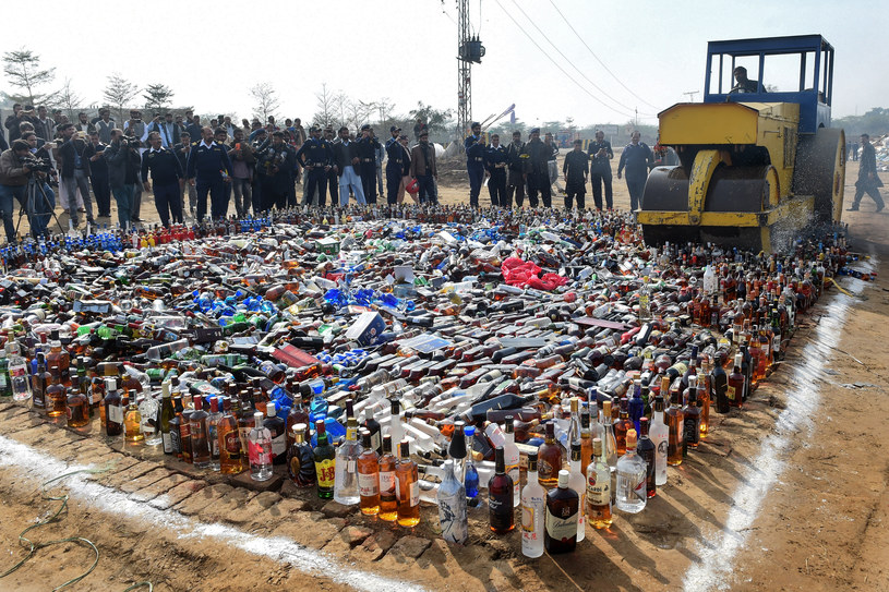 Niszczenie nielegalnie wyprodukowanego alkoholu w Indiach /ARIF ALI  /AFP