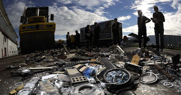 Niszczenie podrobionych zegarków kilku szwajcarskich producentów. Lotnisko Belp, w pobliżu Berna /AFP