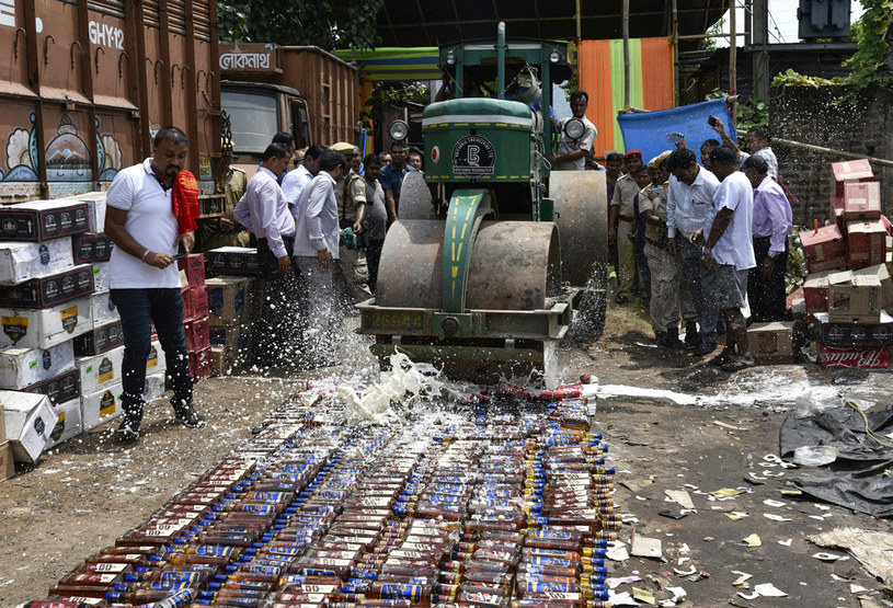 Niszczenie trunków to w Indiach bardzo popularna praktyka. Na zdjęciu likwidacja butelek alkoholu z 2018 roku /David Talukdar/NurPhoto /Getty Images