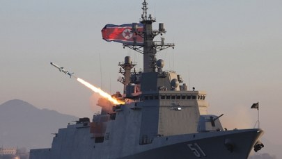 Niszczyciel Czoe Hjon w akcji. Wystrzelono pociski