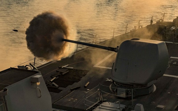 Niszczyciel USS Carney w czasie ćwiczeń na Morzu Śródziemnym w 2018 roku. Teraz jednostka działa w rejonie Morza Czerwonego. /Abaca /East News