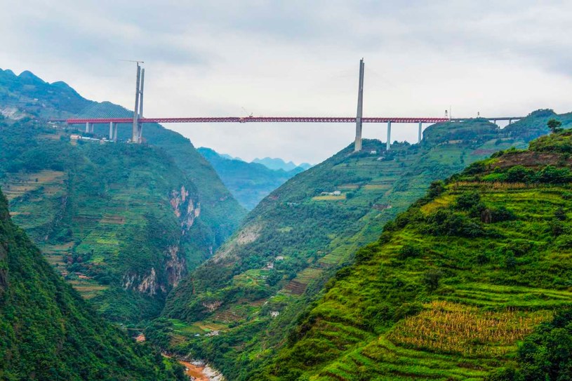 Nitka drogi chińskiego mostu Beipanjiang wisi 565 metrów nad rzeką Beipan /VCG /Getty Images