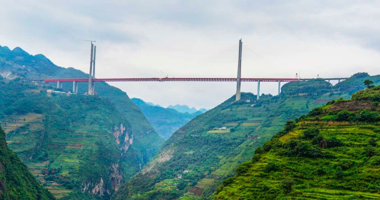 Nitka drogi chińskiego mostu Beipanjiang wisi 565 metrów nad rzeką Beipan /VCG /Getty Images