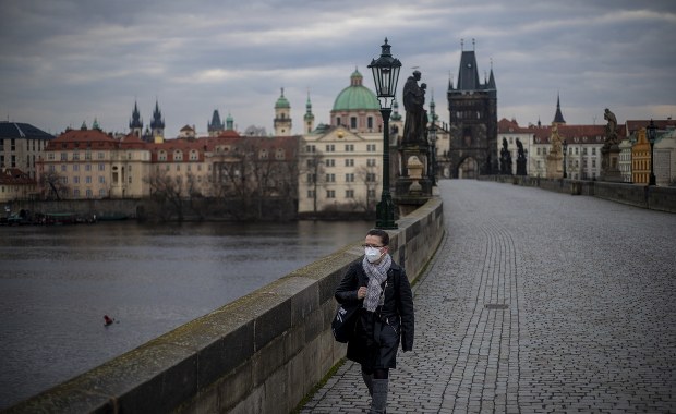 Niższa śmiertelność drugiej fali pandemii w Europie.  Z czego to wynika?