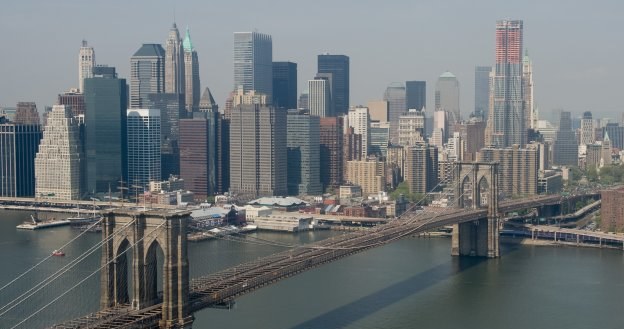 Niższe przychody wymusiły masowe zwolnienia w Nowym Jorku /AFP