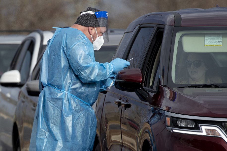 Niższe wyceny testów na koronawirusa. "Niepokój diagnostów i dyrektorów szpitali" /MICHAEL REYNOLDS    /PAP/EPA