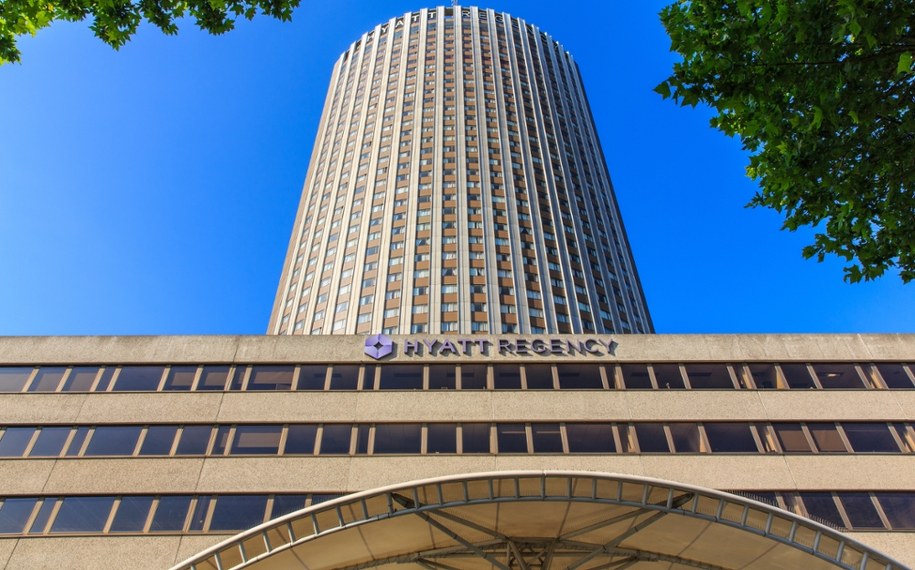 Nkosinathi Emmanuel Mthethwa, ambasador Republiki Południowej Afryki we Francji, został odnaleziony martwy pod hotelem Hyatt w Paryżu /Shutterstock