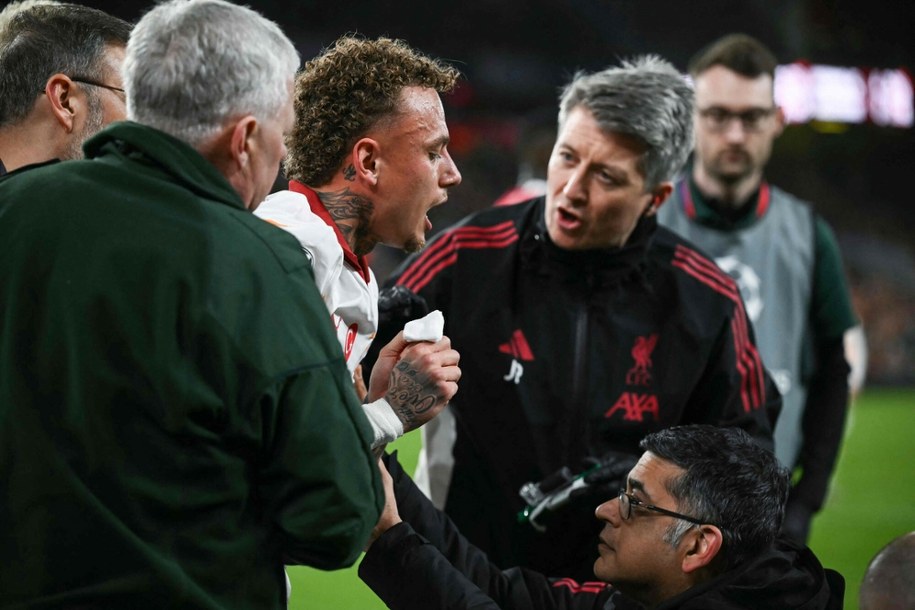 Noa Lang (w środku) otrzymujący pomoc po kontuzji podczas meczu z Liverpoolem /PAUL ELLIS/AFP /East News
