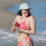 Noah Cyrus relaksuje się na plaży z koleżanką