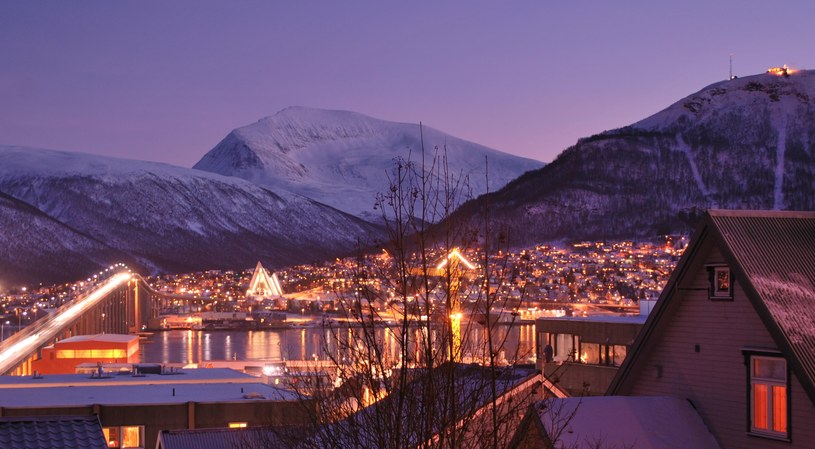 Noc polarna, a właściwie "cywilny zmierzch" w Tromsø na szerokości 69°40′33″N. Słońce nie wschodzi tam ponad horyzont między 27 listopada i 19 stycznia. Z kolei dzień polarny (Słońce nie chowa się pod horyzontem) między 19 maja i 27 lipca.