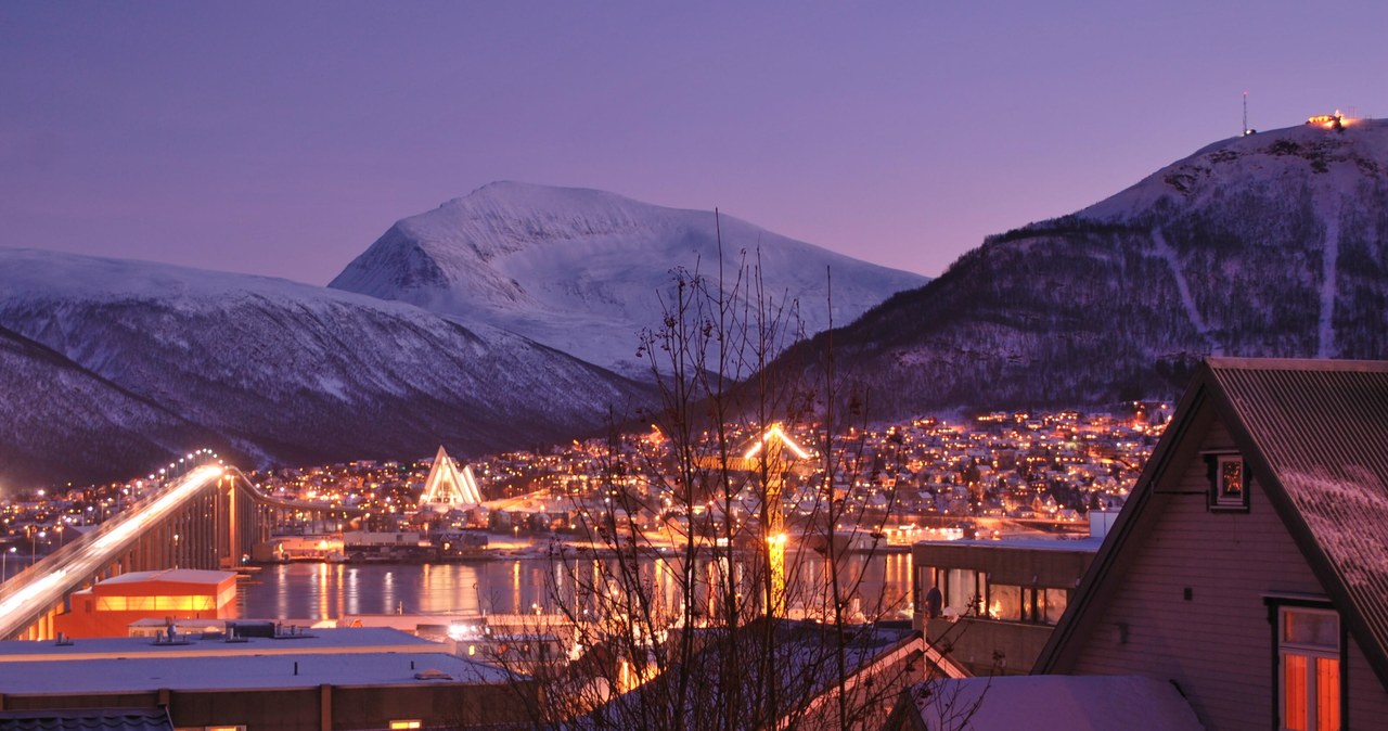 Noc polarna, a właściwie "cywilny zmierzch" w Tromsø na szerokości 69°40′33″N. Słońce nie wschodzi tam ponad horyzont między 27 listopada i 19 stycznia. Z kolei dzień polarny (Słońce nie chowa się pod horyzontem) między 19 maja i 27 lipca.