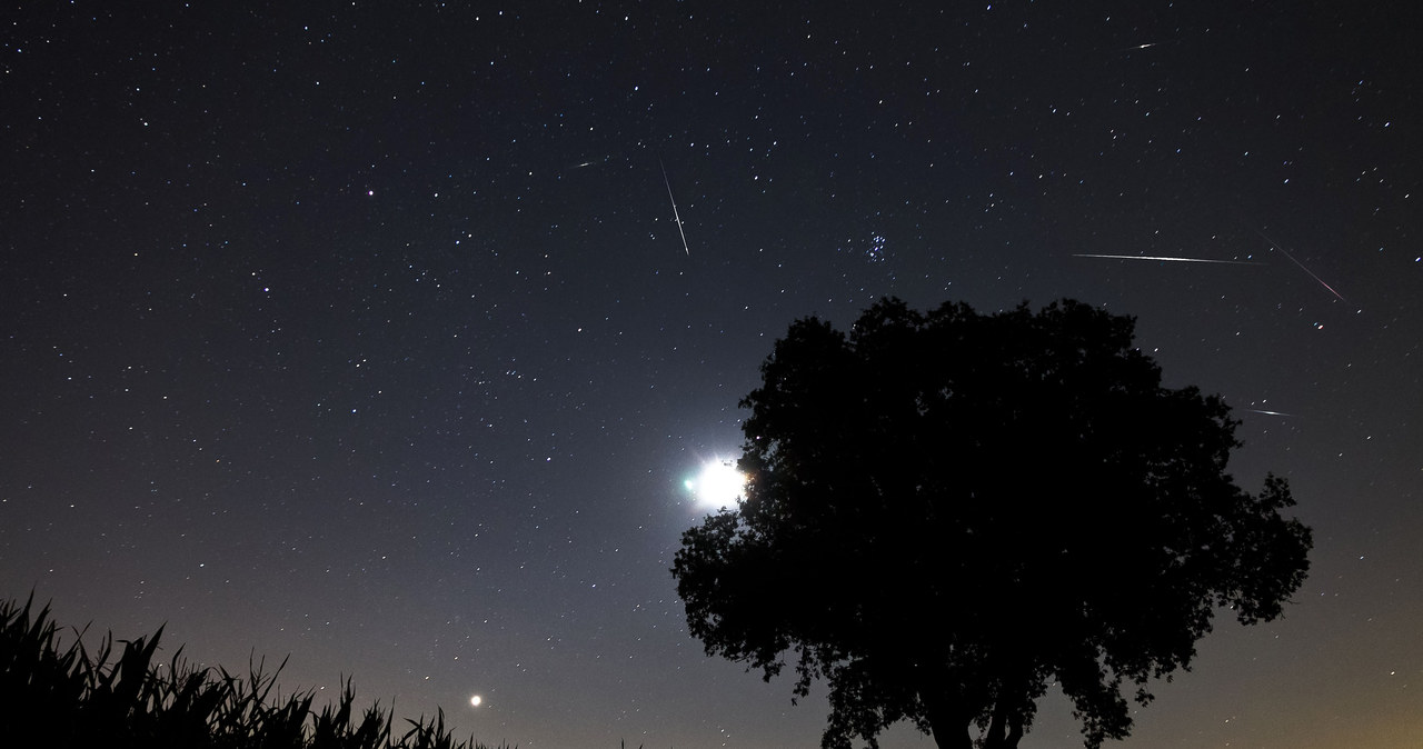 Noc spadających gwiazd to nie jedyne zjawisko, które będzie można zobaczyć na kwietniowym niebie /123RF/PICSEL