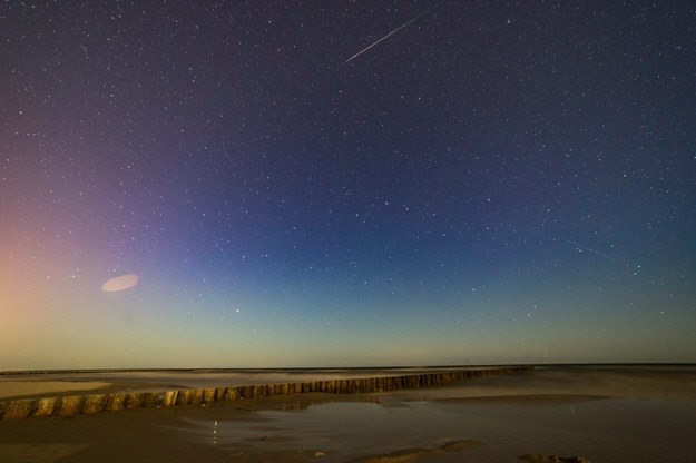 Noc spadających gwiazd widziana z plaży nad morzem Bałtyckim /Łukasz Ogrodowczyk /PAP
