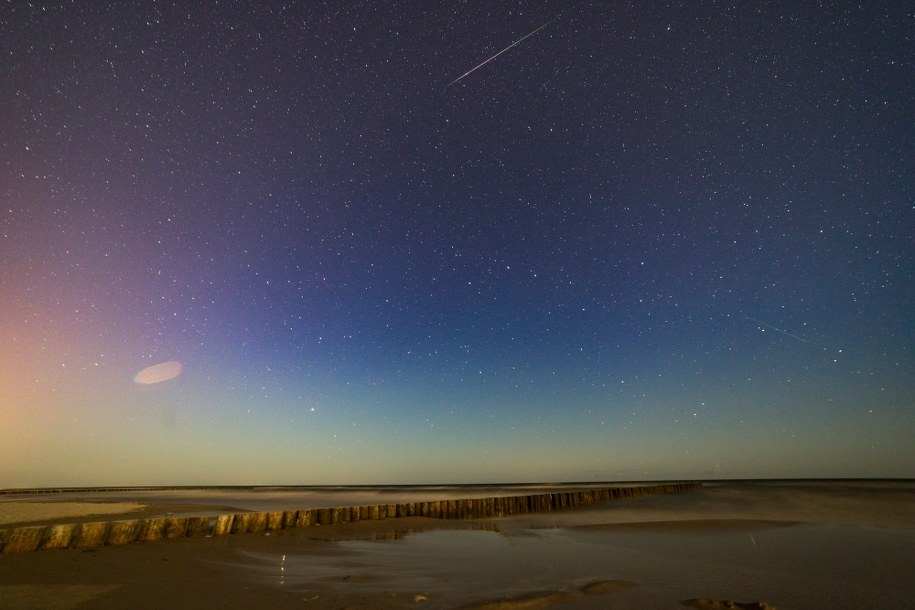 Noc spadających gwiazd widziana z plaży nad morzem Bałtyckim /Łukasz Ogrodowczyk /PAP
