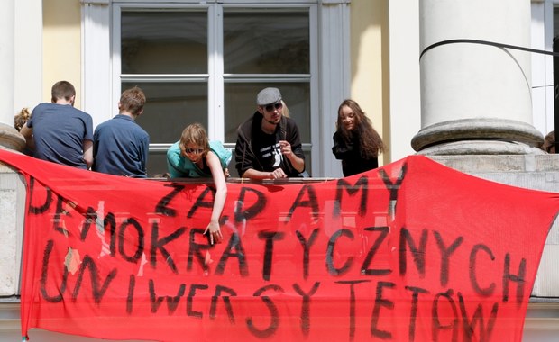 Noc spędzili w budynku uczelni. Dziś kolejny dzień protestu studentów i pracowników UW