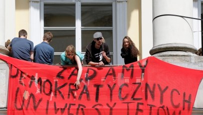 Noc spędzili w budynku uczelni. Dziś kolejny dzień protestu studentów i pracowników UW