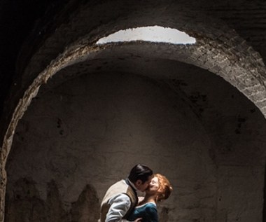 Noc Świętojańska 1880 roku, wiejska posiadłość w Irlandii. Arystokratka Julia (Jessica Chastain) zaczyna niewinny flirt z kamerdynerem Johnem (Colin Farrell). Błaha miłostka przeradza się jednak w coś znacznie więcej – w niebezpieczną grę pożądania i namiętności. Bohaterowie manipulują swoimi uczuciami, na przemian uwodząc się i odpychając w bezwzględnej i zaciętej walce o dominację.