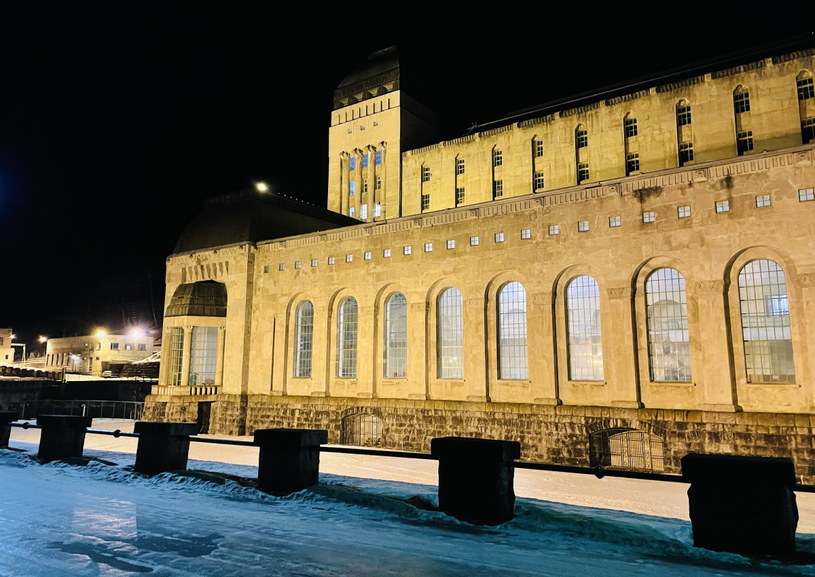 Nocą rozświetlony budynek elektrowni w Rjukan robi ogromne wrażenie /Agnieszka Maciaszek /archiwum prywatne