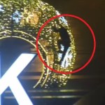 Nocą wspinali się na świąteczne dekoracje. Policja publikuje nagranie