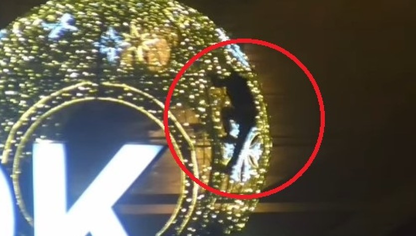 Nocą wspinali się na świąteczne dekoracje. Policja publikuje nagranie