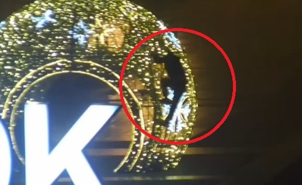 Nocą wspinali się na świąteczne dekoracje. Policja publikuje nagranie