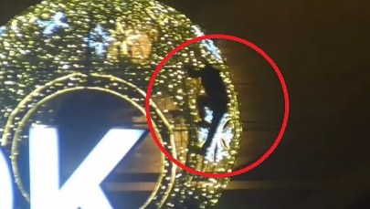 Nocą wspinali się na świąteczne dekoracje. Policja publikuje nagranie