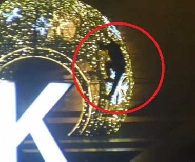 Nocą wspinali się na świąteczne dekoracje. Policja publikuje nagranie