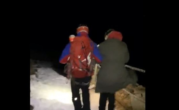 Nocna akcja na Śnieżce. Pomocy potrzebowali wyziębieni turyści