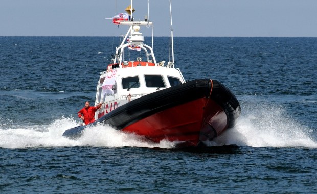 Nocna akcja ratunkowa na Bałtyku. Uratowano żeglarza, którego jacht zapalił się i zatonął