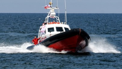 Nocna akcja ratunkowa na Bałtyku. Uratowano żeglarza, którego jacht zapalił się i zatonął