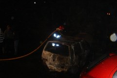Nocna akcja strażaków w Krakowie. Spłonął samochód